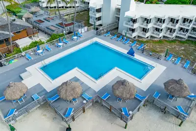 Image de Barefoot Bliss: Ground Floor Condo with Den & Dual Balconies