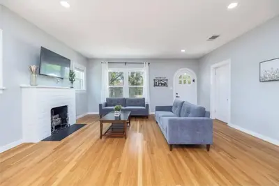 Image de Spacious 4 br space for 11+ in heart of Santa Rita