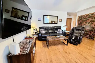 Image de Near I-70, disabled accessible, Message chair, king bed, garage, Xbox fun