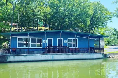 Image de Renovated lakeside cabin with pool & resort amenities!
