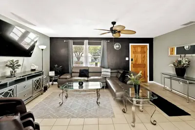 Image de Relaxing & Massage Chair & Putt Putt & Fenced Yard