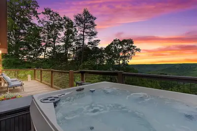Image de Monteagle Cabin, Views! Hot Tub!