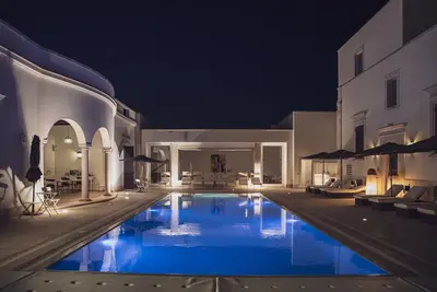 Image de Suite with hot tub and steam room