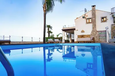 Image de Villa Naxos - Huit Chambres Villa, Couchages 18