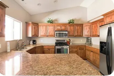 Image de Charming home, large yard, garage, quiet neighborhood!