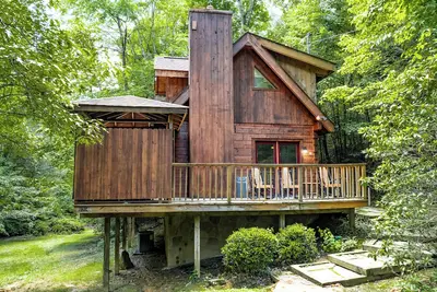 Hidden Treasure: Delightful Two Bedroom Cabin Located 5 Minutes From Downtown Gatlinburg