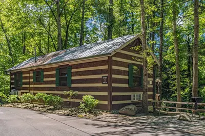 Bearadise: Beautiful Stream-Side Cabin Only Minutes from Gatlinburg Strip