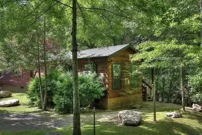 Wilderness Creek: Rustic Cabin Overlooking Beautiful Mountain Stream Next-door to Gatlinburg
