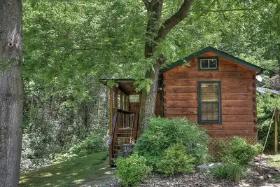 Stone Creek: Cozy, Pet Friendly Cabin Overlooking a Beautiful Mountain Stream beside Gatlinburg