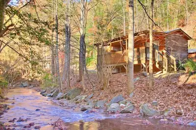 Oakview: Pet-Friendly Cabin Nestled in a Secluded Wooded Area Only Minutes from Downtown Gatlinburg