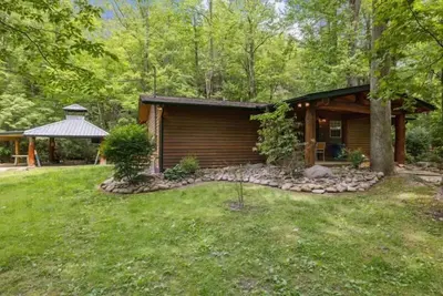 Creekview: Modern, Creek-side Lodge with Private Pavilion, Perfect for Basking in Nature's Beauty