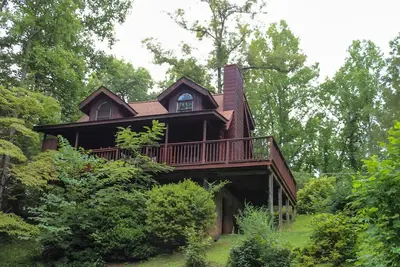 Hidden Charm: Charming Cabin Hidden in the Mountains Only Minutes Away from Gatlinburg