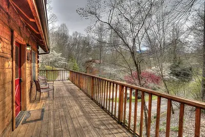 Hidden View: 5 minutes from downtown Gatlinburg 2 bed / 2 bath
