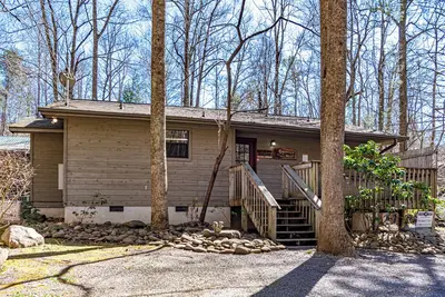 Squirrel's Nest: Cabin Nested in the Mountains of Gatlinburg, Just Minutes Away from Downtown