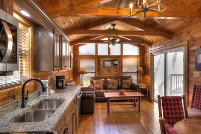 Dogwood: Cozy Cabin in Wooded Area Only Minutes Away from Downtown Gatlinburg