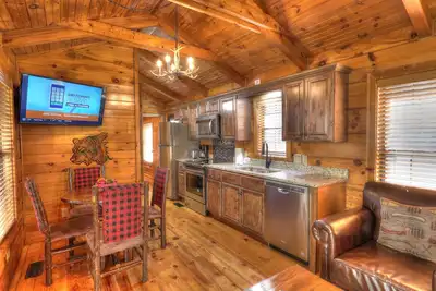 Hickory Tree: Secluded Cabin in Wooded Setting only Minutes from Downtown Gatlinburg