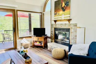 Image de Charming, Farmhouse Chic, Cozy|Fireplace|12 Min to Town|Beautiful View