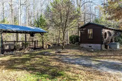 Little Bear Creek: Beautiful Cabin with Great Views, Located Aside a Picturesque Mountain Stream