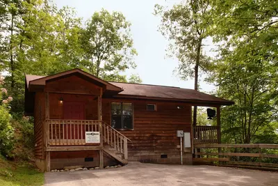 Mountain Secrets: Charming Cabin nestled in the trees and only minutes from Downtown Gatlinburg