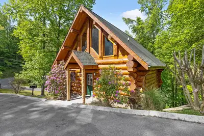 Black Bear Lodge: Mountain-view Log Cabin Only 3 Miles from Downtown Gatlinburg