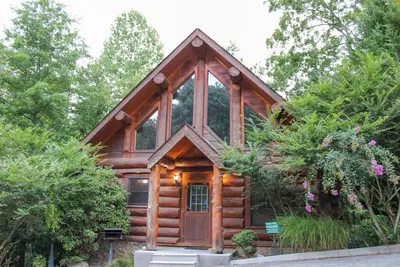 Bear Feet Lodge: Riverside Cabin Just 3 Miles from Downtown Gatlinburg.