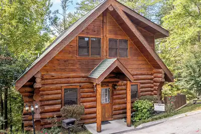 Happy Bear: Perfect Cabin to Keep the Whole Family Happy, Only Minutes from Downtown Gatlinburg!