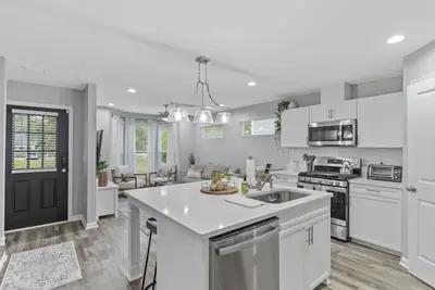 Image de New! Cozy and quiet cottage style home; conveniently located