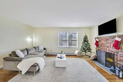 Image de Comfortable and bright home - near downtown Mystic.