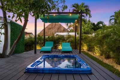 ★★ Double King Modern Villa. Hot Tub/Bar. ★★