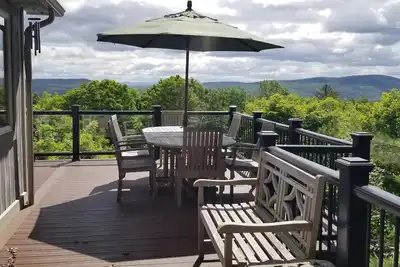 Image de Adirondack cabin w/ large deck & outdoor grill