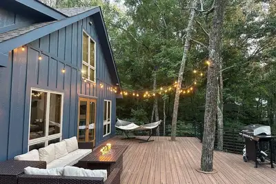 Image de Views! Sunset l Large Deck l 2mi to Downtown