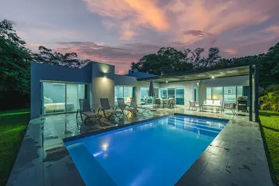 Image de Luxury 3br Home w/Pool, Near Beach & Downtown