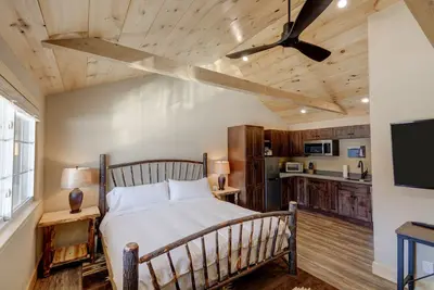 Image de Studio Suite #9 at The Lodge | Minutes from Sunapee Harbor & Mount Sunapee