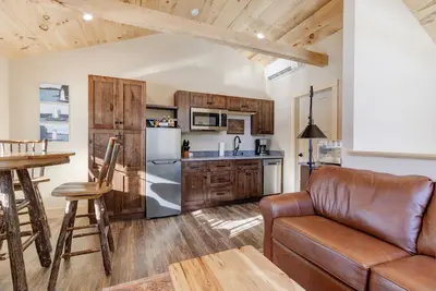 Image de 1 Bed/1. 5 Bath Suite #10 at The Lodge | Minutes from Sunapee Harbor & Mt Sunapee