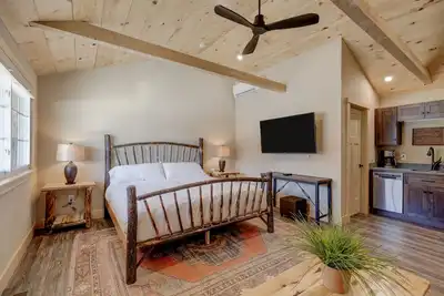 Image de Studio Suite #8 at The Lodge | Minutes from Sunapee Harbor and Mount Sunapee