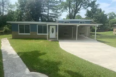 Image de Cozy, Spacious, Great Location to amenities