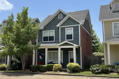 Image de Perfect Location! Walkable to Historic Square and to Campus