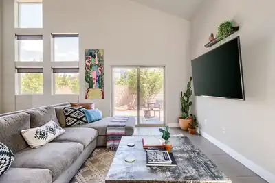 Image de Urban Downtown Loft -  Close to Ua/Entire Home/Walk Downtown