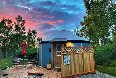 Image de Fanciful mountainside yurt with private bathhouse
