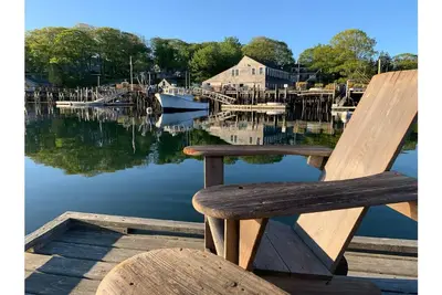 Image de Authentic 1960's cabin overlooking working harbor