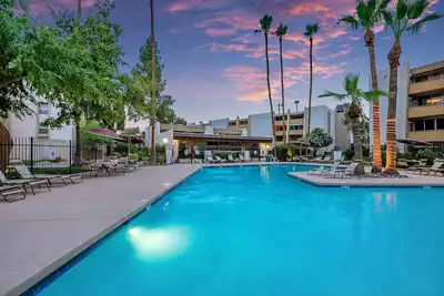 Image de Scottsdale Maya Retreat: Cozy 2br condo with pool view in vibrant Old Town.