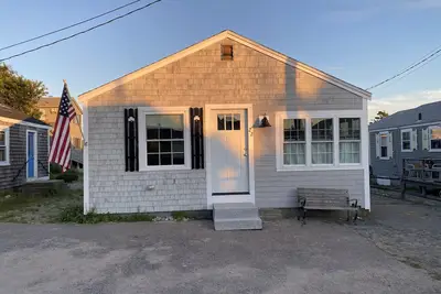 Image de Light and bright three bedroom cottage-steps away from Humarock Beach!