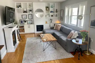 Image de Large private home, 15 min to Boston, Parking, Large yard
