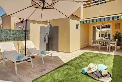Image de Villa de vacances 'Bungalow Sonemar Sunshine' avec vue sur mer et piscine partagée.
