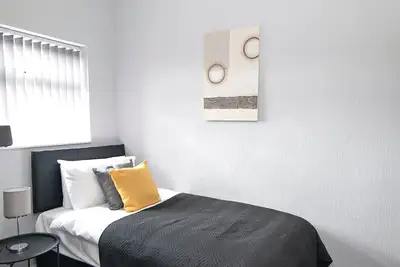 Image de Bolton 2 Bedroom House | Free Parking & WiFi | Ideal for Long Stays