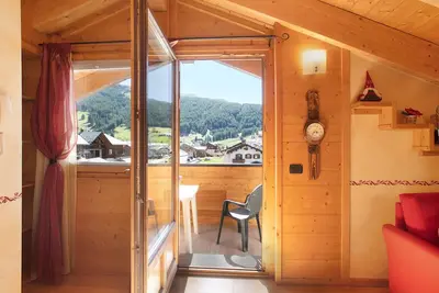 Image de Appartement de vacances 'Baita Dei Ski App 6' près des pistes avec 2 balcons et Wi-Fi.