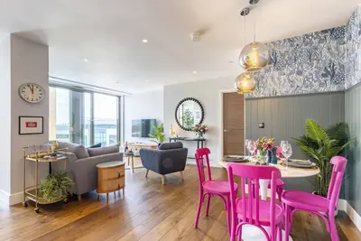 Image de A premium stay that sleeps 6 guests  in 2 bedrooms