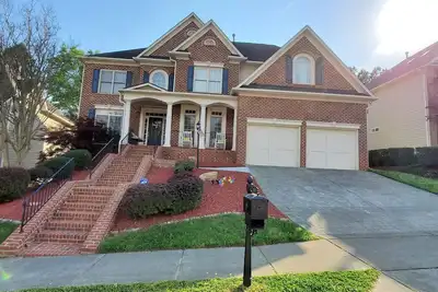 Image de Deluxe! New Basement Loft, Ready for Families with Private Office Space for Work