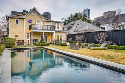 Image de ★ Luxe Thomas Mansion ★ | hot tub, pool, fire pit!