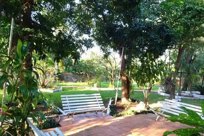 Muy cerca del centro de Areguá, con un extenso Jardín, y Piscina